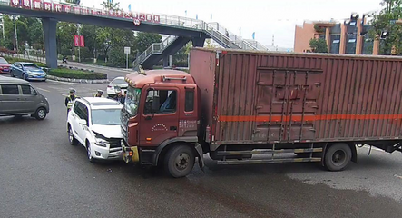 驚險(xiǎn)一幕:大貨車迎面“懟”上越野 車頭碎裂